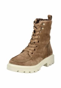 Bota de ante marrón hasta el tobillo con punta redonda, cordones en la parte delantera, ojales en tono dorado, forro de pelo y suela blanca gruesa con dibujo antideslizante.