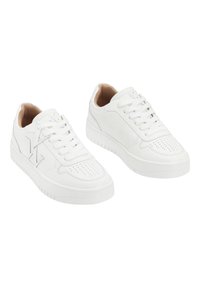 Baskets en cuir blanc avec un capuchon de orteil perforé, des lacets plats et une semelle en caoutchouc. Présente un logo discret sur le côté et un intérieur rembourré.