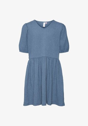 Kurzes blaues Kleid mit kurzen Puffärmeln, V-Ausschnitt, strukturiertem Stoff, gerafftem Rock und einem taillierten Oberteil, das in einen fließenden unteren Teil übergeht.