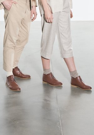 ’87 DESERT BOOTS - Lace-up ankle boots - braun