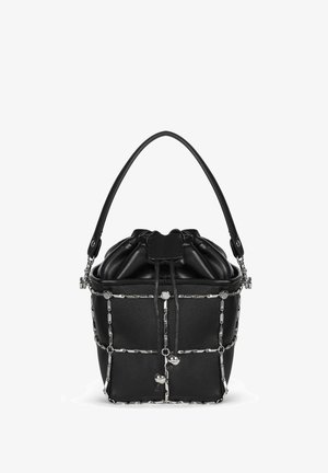 Bolso tipo bucket de cuero negro con una parte superior recogida, acentos de cadena plateada formando un patrón de cuadrícula y un único asa curva.
