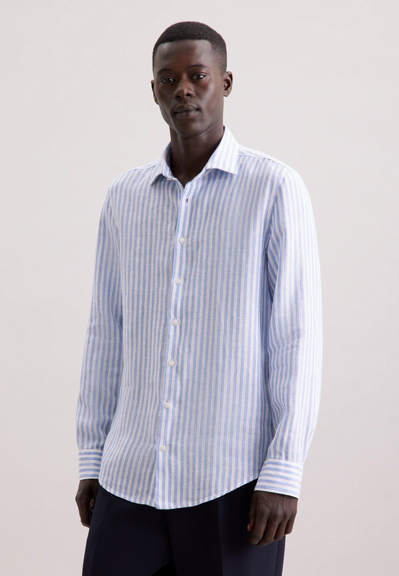 Camicia button-up a righe in azzurro chiaro e bianco, con colletto e maniche lunghe con polsini a contrasto, realizzata in un tessuto leggero.