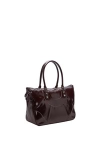Borsa in pelle marrone scuro con manici doppi, cuciture decorative ondulate eaccenti di rivetti argento sulle cinghie.