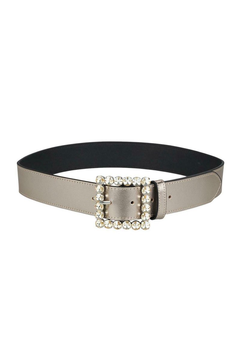 Cinturón plateado metálico con un diseño ancho, que presenta una gran hebilla cuadrada adornada con brillantes transparentes y un forro interno negro.