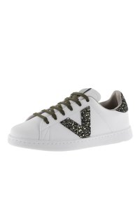 Sneaker in pelle bianca con accenti in glitter verde. Presenta punta tonda, suola testurizzata e lacci verdi abbinati. Design semplice e moderno.
