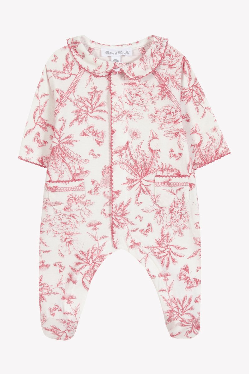 Weißer Baby-Overall mit rosa Blumenmuster, kurzen Ärmeln, einem gewellten Kragen und zwei Fronttaschen. Weicher Stoff mit detaillierten Nähakzenten.