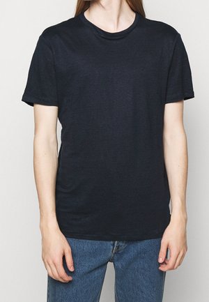 T-shirt bleu marine foncé à manches courtes avec un col rond, fabriqué en tissu doux, présentant une coupe décontractée et des détails de couture minimalistes.