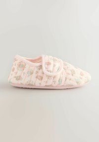 Chausson en tissu matelassé rose avec motif floral bleu et pêche. Dispose d'une sangle Velcro et d'une semelle texturée pour une meilleure adhérence. Extérieur en tissu doux.