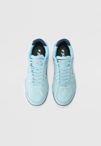Scarpe da ginnastica azzurro chiaro con una tomaia liscia, dettagli perforati e accenti blu scuro sul tallone e all'interno. Lacci piatti inclusi.