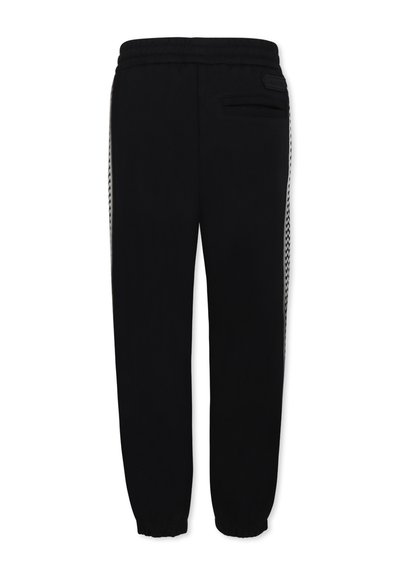 Un pantalon de survêtement noir en tissu doux avec une taille et des poignets côtelés, des bandes latérales à motif en chevrons et une poche arrière.