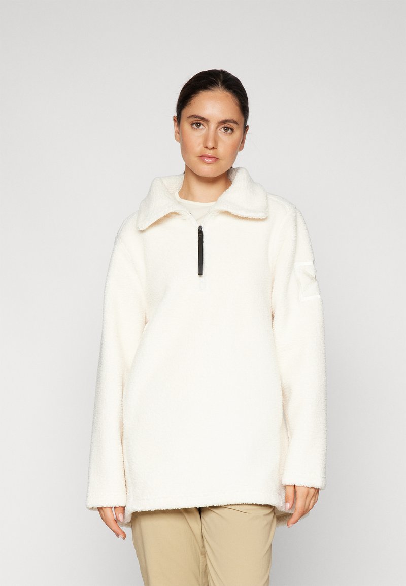 Witte fleece pullover met een rits aan de voorkant, grote kraag en oversized mouwen. Heeft een gestructureerde afwerking en een logo patch aan de zijde.