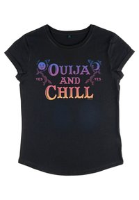 Camiseta de algodón negra con texto estilizado "OUija AND CHILL" en tonos púrpura y naranja, rodeado de elementos decorativos. Mangas cortas.
