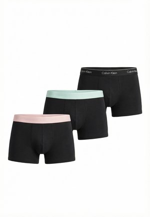 Tres pares de bóxers negros para hombre con cinturillas elásticas en rosa pastel, verde menta y negro, cada uno con la marca Calvin Klein.