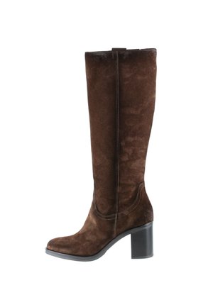 Hoher brauner Wildlederstiefel mit Blockabsatz und rundem Zeh, seitlich auf weißem Hintergrund dargestellt.