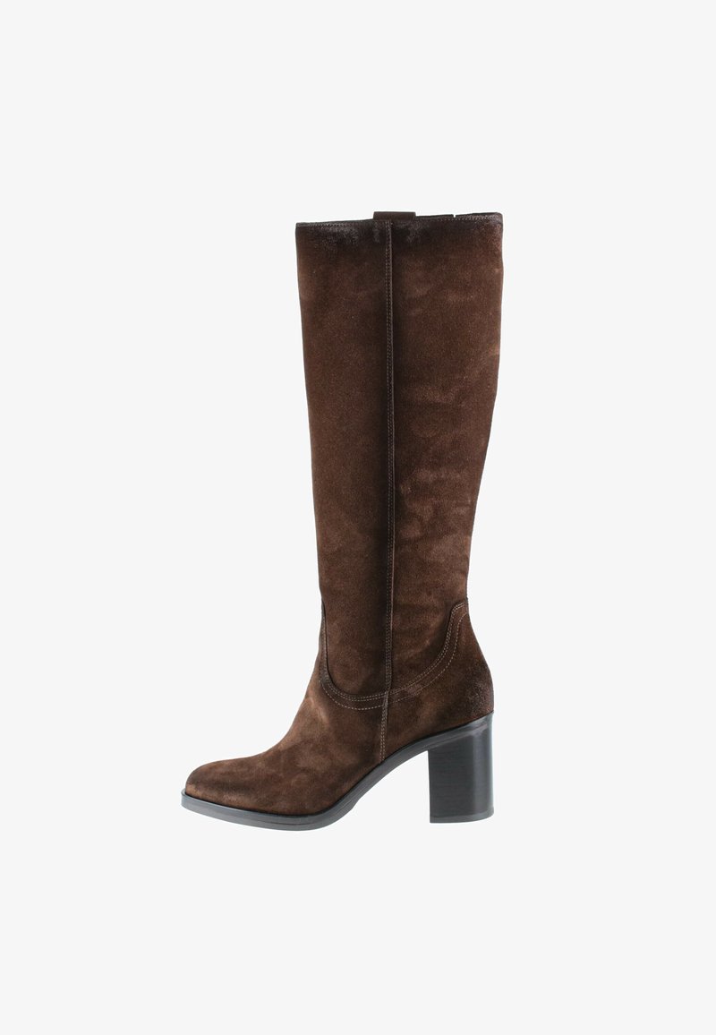 Botte haute en daim marron avec talon bloc et bout rond, affichée de profil sur fond blanc.