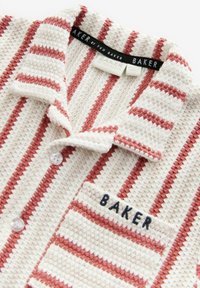 Polo shirt a righe in crema e rosso. Caratterizzato da un colletto, una tasca sul petto con ricamo "BAKER" e bottoni trasparenti. Tessuto strutturato.