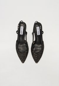 Črne slingback sandale s visokimi petami in ostro konico, okrašene z bisernimi detajli in gladkim usnjenim podplatom. Zaponka na gležnju.