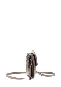 Borsa crossbody grigia chiara in pelle con una superficie liscia, che presenta più scomparti, una tracolla staccabile e una chiusura a pressione magnetica.