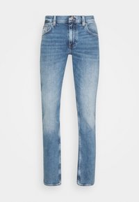 Vaqueros de mezclilla azul claro con un diseño de pierna recta, que presentan un sutil desgaste, bolsillos delanteros y un cierre de botón metálico en la cintura.