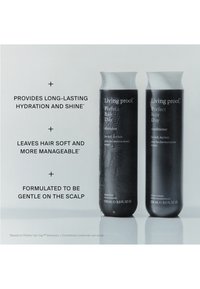 Deux bouteilles noires de shampooing et d’après-shampooing Living proof Perfect hair Day avec un texte mettant en avant l’hydratation, la douceur, la maniabilité et la douceur du cuir chevelu.