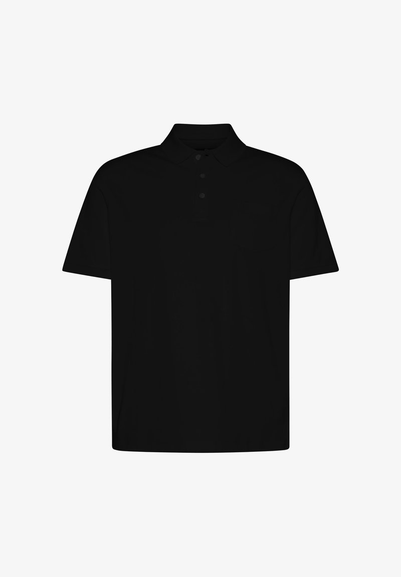 Schwarzes Poloshirt mit kurzen Ärmeln, drei Knöpfen, einem Kragen und regulärer Passform auf weißem Hintergrund.