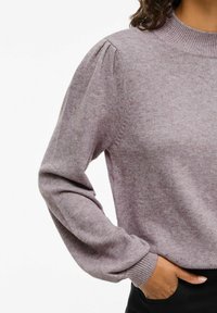 Maglione pullover viola chiaro con collo alto, polsini a coste e un sottile dettaglio plissettato sulle spalle. Morbido tessuto a maglia.