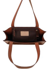 Borsa tote in pelle marrone con due spallacci, apertura superiore che mostra la tasca interna con cerniera e una piccola toppa in pelle.