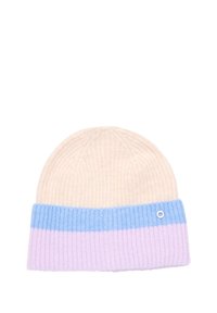 Gehaakte beanie in crème met een blauw en lichtpaars gestreepte omslag. Bevat een kleine metalen accent aan de zijkant. Zachte textuur, geribbelde ontwerp.