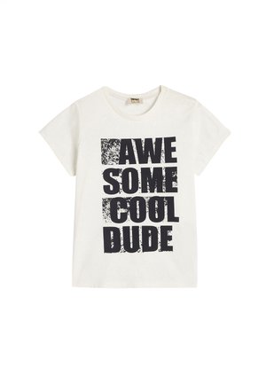 Camiseta de algodón blanca con un llamativo estampado gráfico en negro que dice "TIPO GENIAL Y COOL". Manga corta y cuello redondo.