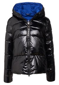 Czarna lśniąca kurtka puchowa z niebieską podszewką, kapturem, zamkiem z przodu oraz czarną metką z napisem "PINKO" przymocowaną do uchwytu zamka.