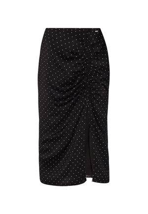 Falda midi negra con lunares blancos. Presenta fruncido recogido en un lado y una abertura frontal, elaborada con una tela suave y ligera.