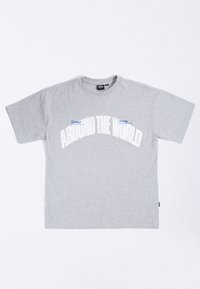 Camiseta de algodón gris con texto en blanco en negrita que dice "AROUND THE WORLD" con acentos azules, mangas cortas y diseño de cuello redondo.