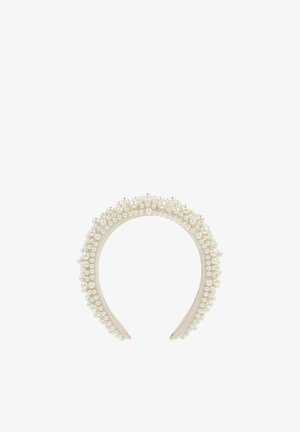 Beige Stoffhaarband mit einer strukturierten Oberfläche, verziert mit kleinen weißen Perlen entlang der oberen Kante, was einen dekorativen Akzent setzt.