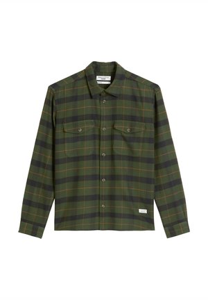 Roheline ja must ruuduline särk oranžide ruudustiku aktsentidega, pikad varrukad, nööpidega ees, kaks rinna taskut ja sildi hem.