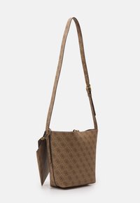 Borsa a spalla marrone con motivo e superficie testurizzata, dotata di una lunga tracolla regolabile e chiusura magnetica. Sides rinforzati e base piatta.