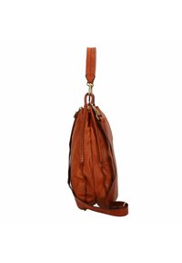 Oranje leren handtas met een slouchy ontwerp, voorzien van gouden hardware, een verstelbare strap en zichtbare stikdetails langs de zijkanten.