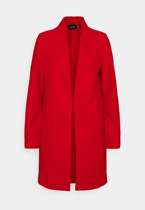 Abrigo rojo de manga larga con cuello con muesca, frente abierto y diseño recto. Fabricado con una tela lisa y sólida, sin patrones visibles ni herrajes.