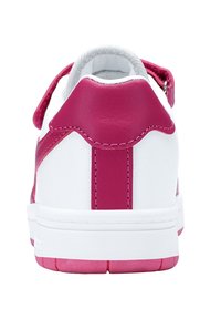 Weiße und rosa Sneaker mit einem glatten Lederobermaterial, runder Form, kontrastierenden rosa Akzenten und einer strukturierten Sohle. Klettverschluss integriert.