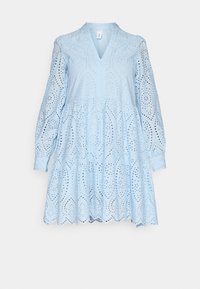 Ljusblå klänning med V-hals, långärmar och flerlagerskjol. Har broderade ögla-mönster samt vågiga manschetter och fåll.