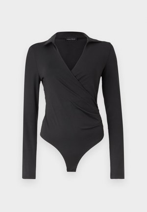 Μαύρο κορμάκι με μακρύ μανίκι, σχέδιο τύλιγμα μπροστά και γιακά, εφαρμοστή σιλουέτα, χωρίς ορατά κουμπιά ή διακοσμήσεις.