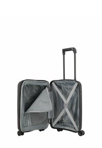 Valise noire avec un extérieur rigide, ouverte sur un intérieur gris, dotée d'une poche en maille, de sangles croisées et d'une poignée rétractable sur roulettes.