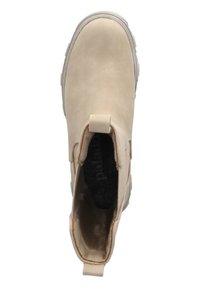 Botín beige de tobillo fabricado en cuero suave con paneles laterales elásticos, punta redondeada y tacón reforzado. Cuenta con un interior acolchado y suela de goma.