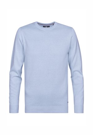 Suéter de cuello redondo color azul claro en tejido de punto suave. Cuenta con mangas largas y puños y dobladillo acanalados. Diseño minimalista con un detalle de etiqueta.