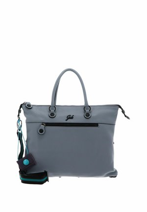 Sac à main en cuir bleu clair avec deux poignées, poche avant zippée et bandoulière rayée attachée avec une petite pochette.