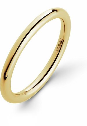 Guld metallring med en slät, rund band och polerad yta. Graverad logotyp synlig på insidan. Cirkulär form.