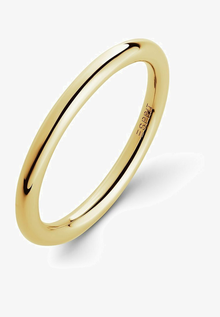 Anello in metallo dorato con fascia liscia e arrotondata e finitura lucida. Branding inciso visibile sulla parte interna. Forma circolare.
