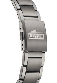 Bracelet de montre en argent avec finition en métal brossé, design en maillons et une fermeture avec le logo gravé "LOTUS". Texture lisse sur toute la surface.