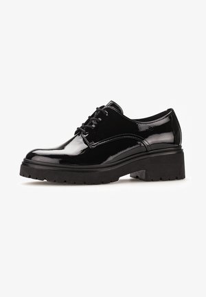 Chaussure derby en cuir verni noir à lacets, avec une semelle plateforme épaisse et un bout rond, conçue pour un usage décontracté ou formel.