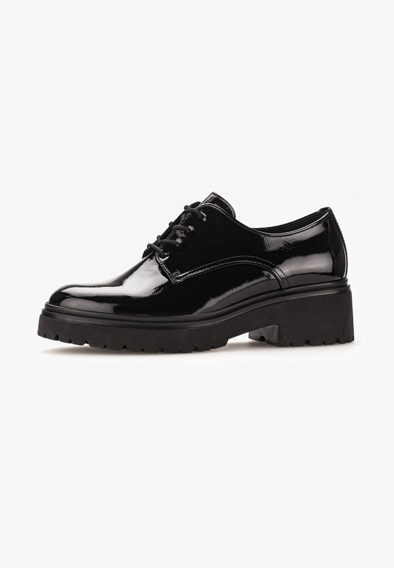 Chaussure derby en cuir verni noir à lacets, avec une semelle plateforme épaisse et un bout rond, conçue pour un usage décontracté ou formel.