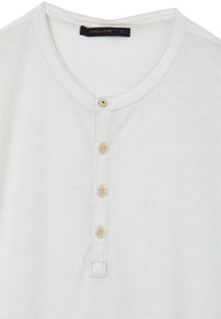 Maglietta henley in cotone chiaro con cinque bottoni beige e scollo rotondo. Il tessuto ha una consistenza morbida e liscia, con dettagli di cucitura sottili.